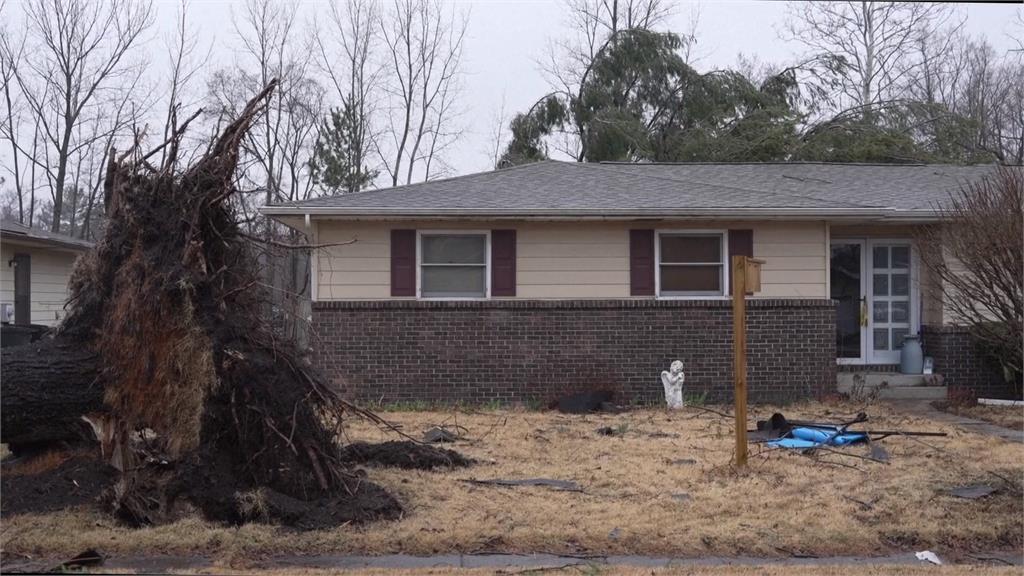 龍捲風.冰雹侵襲美國　「芝加哥小鎮幾乎全毀」至少2死