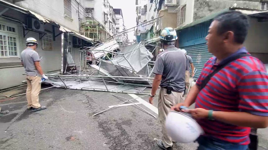 卡努颱風發威襲新莊　工地鷹架遭吹落險砸人車
