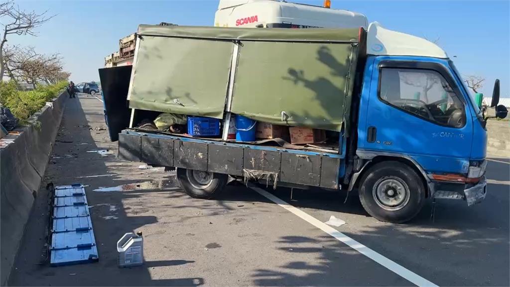 快新聞／台61連環撞！貨車遭卡車撞　警到現場戒備...警車又被撞爛