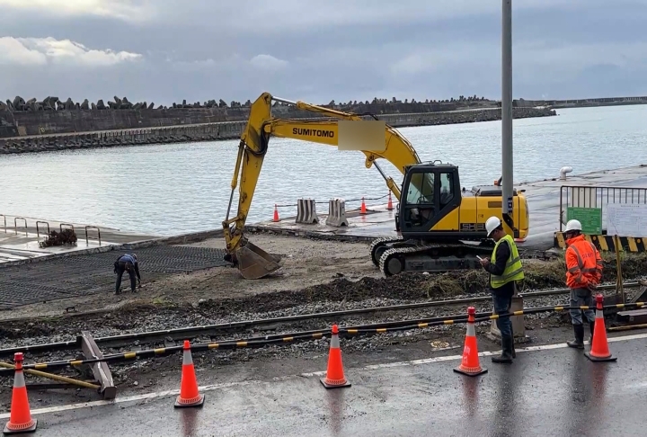 驚險！花蓮港區碼頭　貨物列車撞怪手鏟斗後出軌　