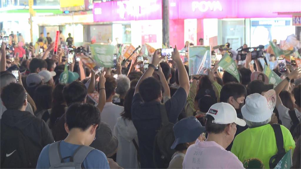 快新聞／洋流魅力無法擋！沈伯洋晚間前進公館夜市掃街拜票　對街、人行道都站滿了