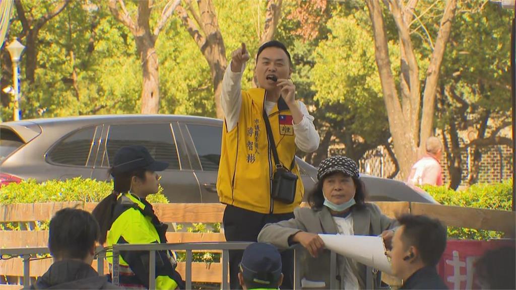 快新聞／抗議者亂入合照！竟是「這人」派來的？　沈伯洋暖喊：盼與粉絲補拍