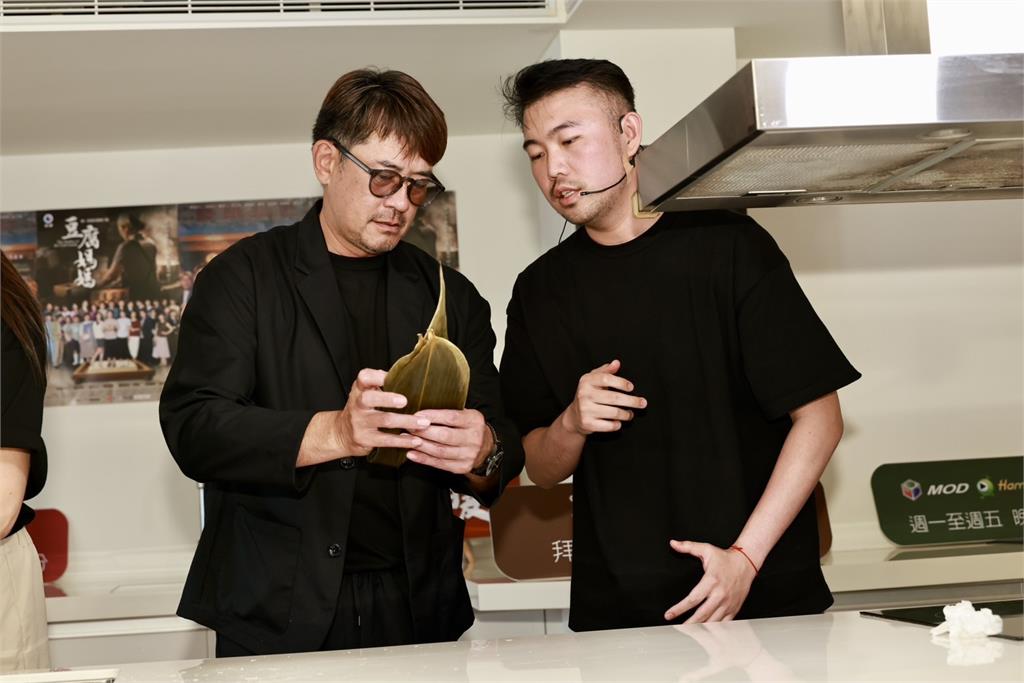 民視《豆腐媽媽》x《阿松與阿暖》6/8接力強打!演員包粽祝收視大中