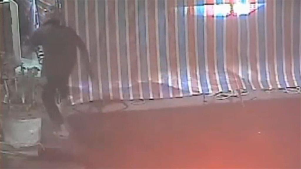 毒駕躲避追緝跑「靈棚」！　警方闖入現場逮人