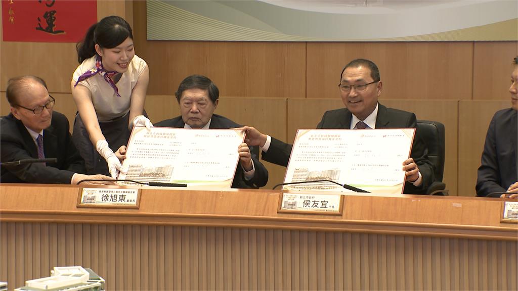 睽違1年多露面！徐旭東「坐輪椅」現身簽約儀式　弟弟.女兒.兒子都陪在身邊