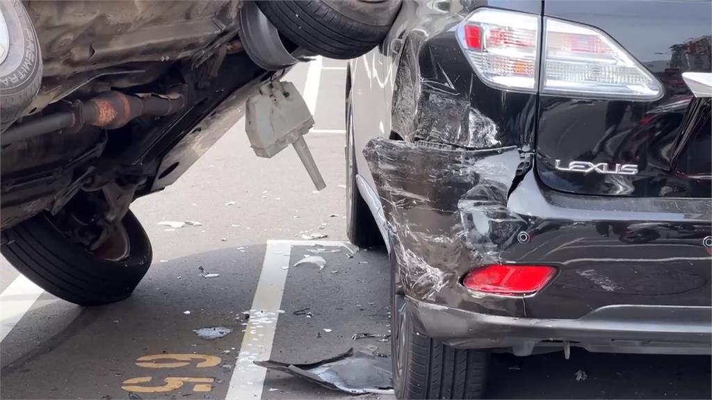 打噴嚏手抖釀禍？　轎車失控衝撞休旅車「2車疊羅漢」