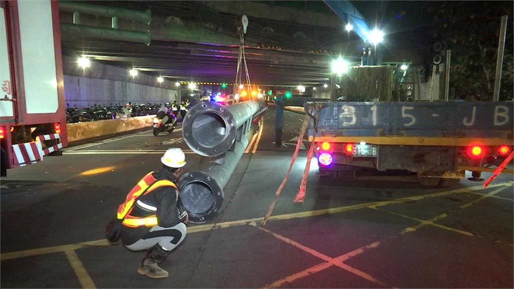 防撞桿被2大貨車連撞掉落 騎士直接撞上 連人帶車噴飛