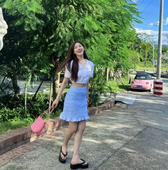明星同款「夏日拖鞋」推薦!舒服同時也要時髦好看,這款拖鞋既增高又顯腿長!