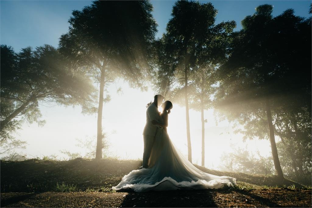 威廉、卓君澤絕美婚紗照曝光!浪漫雲海寓意深「背後擁抱」閃瞎眾人
