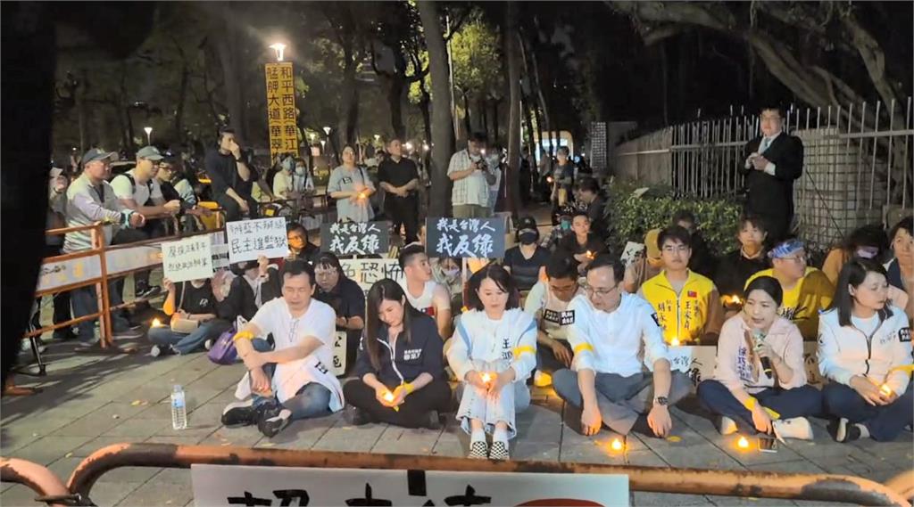 快新聞/藍營黨公職集結北院!警方首度舉牌警告 朱立倫、王鴻薇等人靜坐中