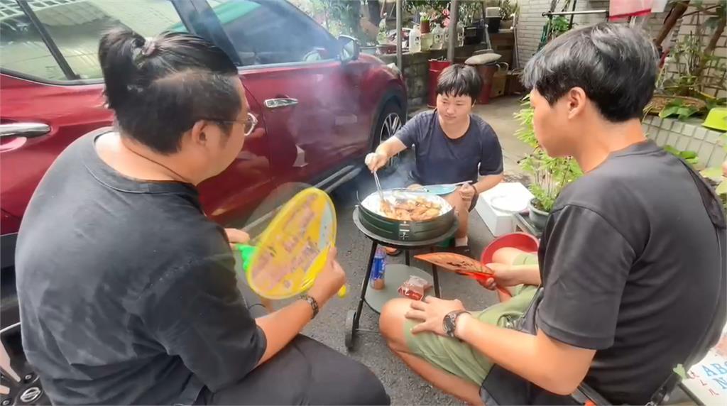 中秋烤肉驚魂! "水泥地上設烤爐"突爆炸噴火花