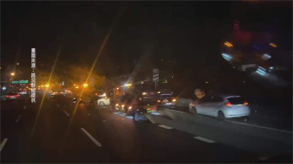 國1新竹段「H型鋼條」散落　43車碰撞受損！警調監視器追肇事者