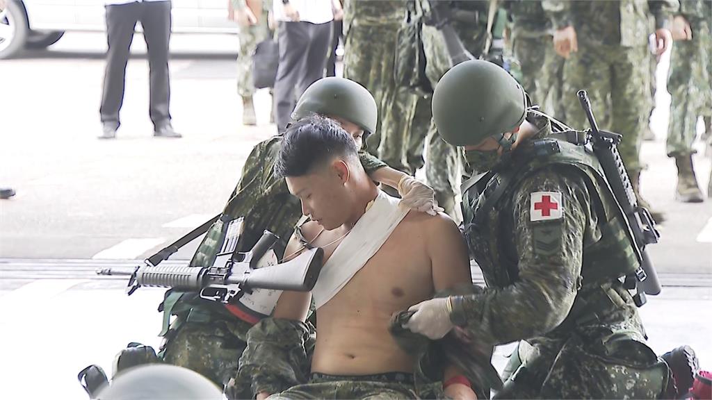上任首漢光演習! 賴總統下機"西裝換軍服"親視導