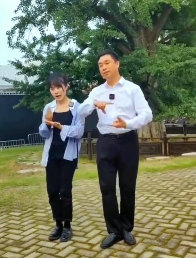 「挖呀挖」正妹老師現身了!無濾鏡真實模樣被嫌「同一人嗎」再掀論戰