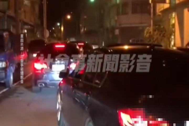 討債?逾10台黑車放鞭炮 警方澄清「原來是這件事」