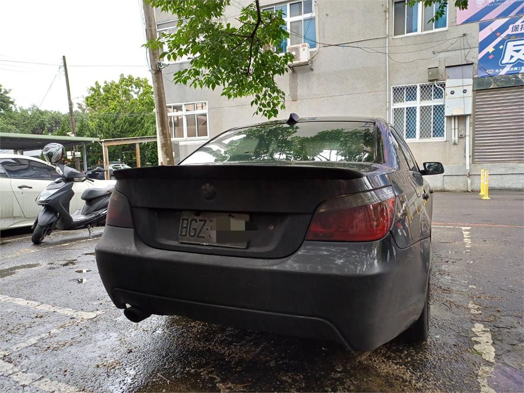 快新聞/通緝犯開BMW「淡水拒檢」還衝撞警用機車 今晨基隆狼狽落網