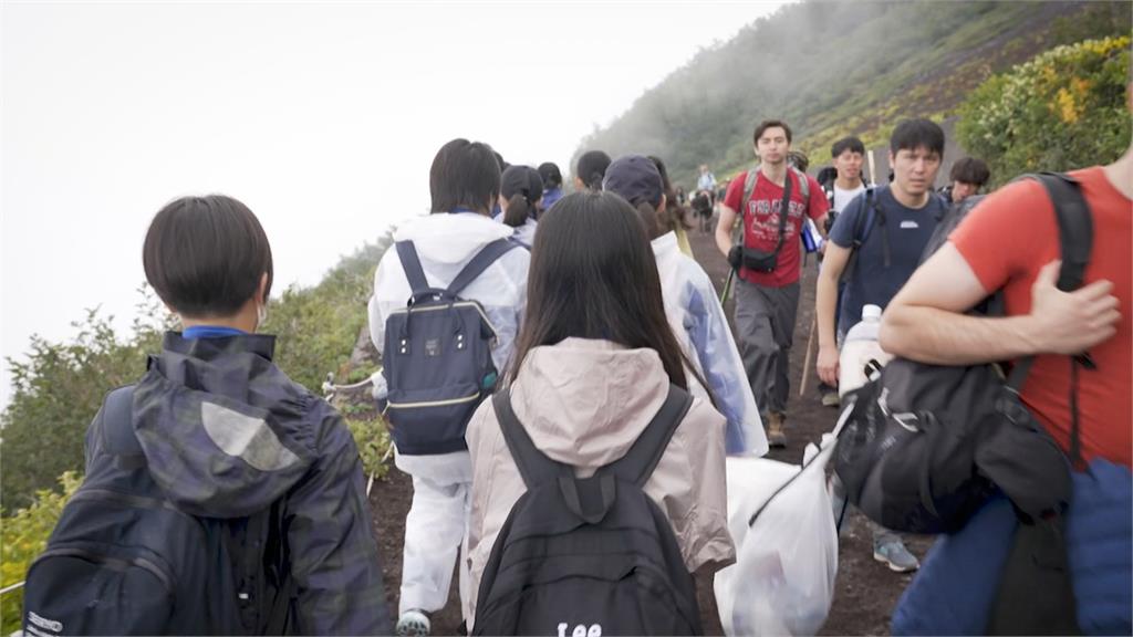 山梨縣管制富士山亂象　通宵攻頂民眾大減4分之3