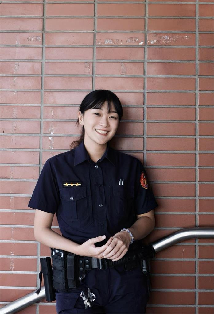 27歲高雄正妹女警辭職秒宣布「選里長」！超香真面目曝光…萬網嗨：穩上了