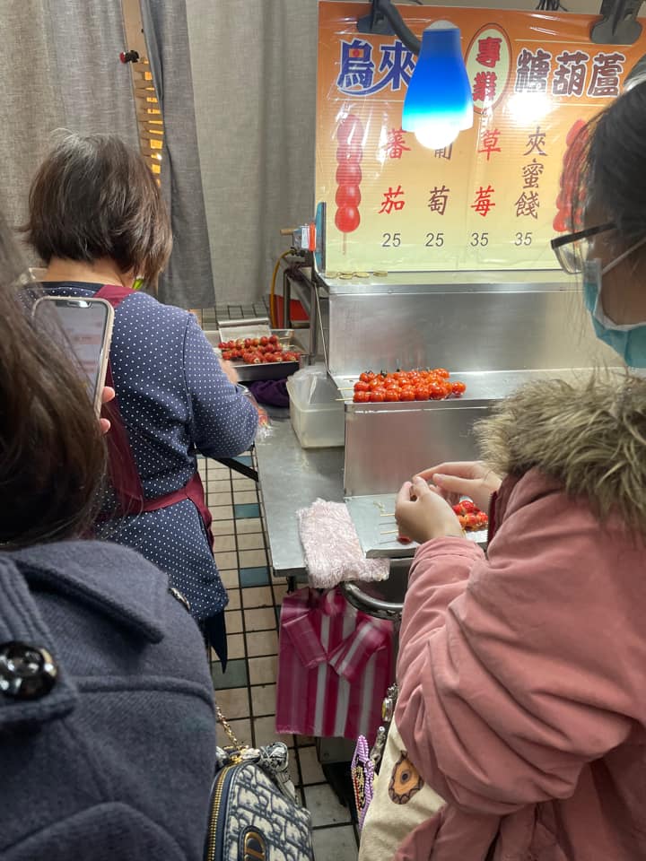 板橋街頭破百人排隊全為「1支糖葫蘆」!這幕秒釣在地人曝背後真相