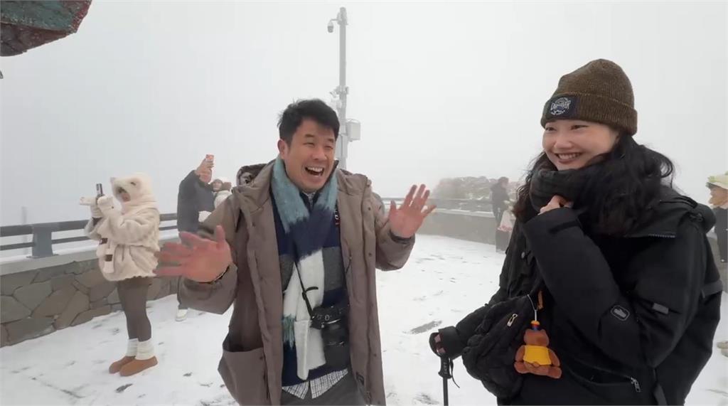 快新聞/合歡山今晨飄雪花!積雪已達2公分 駕車上山需加掛雪鍊