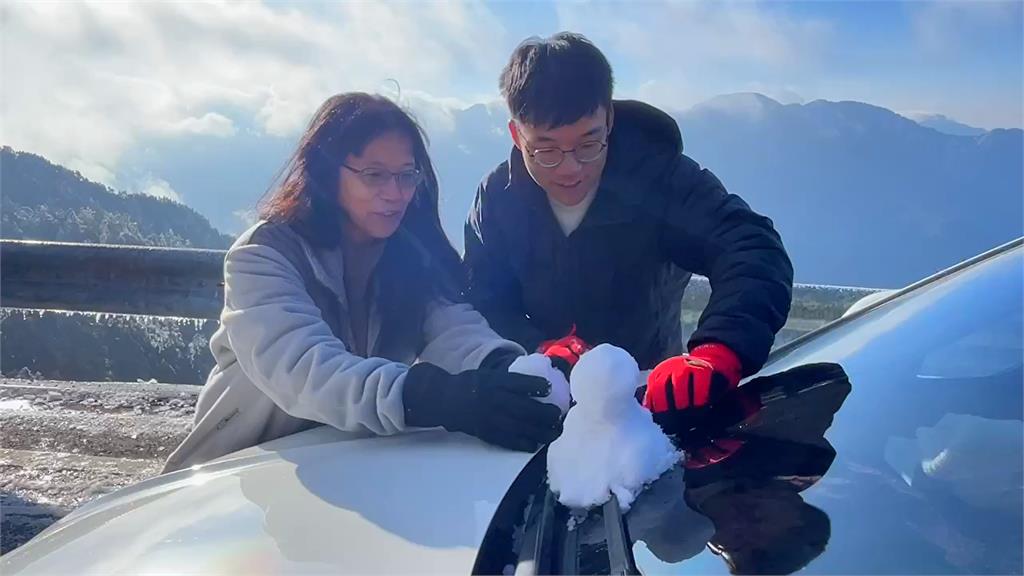 快新聞/合歡山成冰宮絕美畫面曝 民眾嗨喊「超興奮」堆雪人