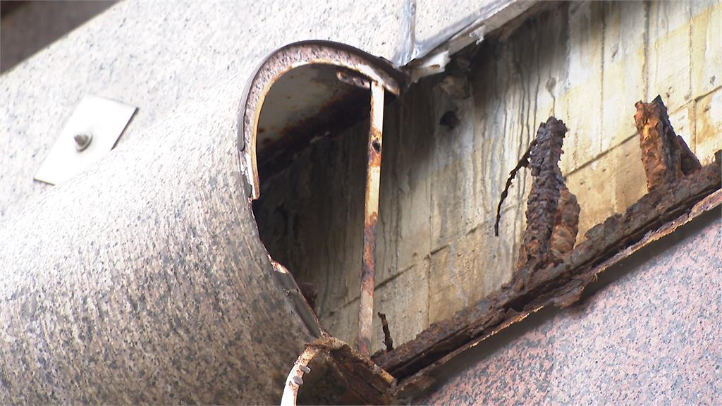 天降三大造型磚！多台機車遭砸　車主怒：管委會態度消極