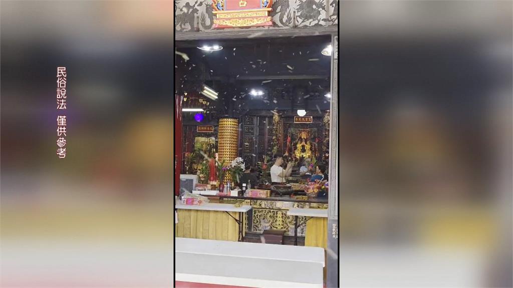 雲林天衡宮「蜂群湧入飛舞」 信徒喜喊:吉兆