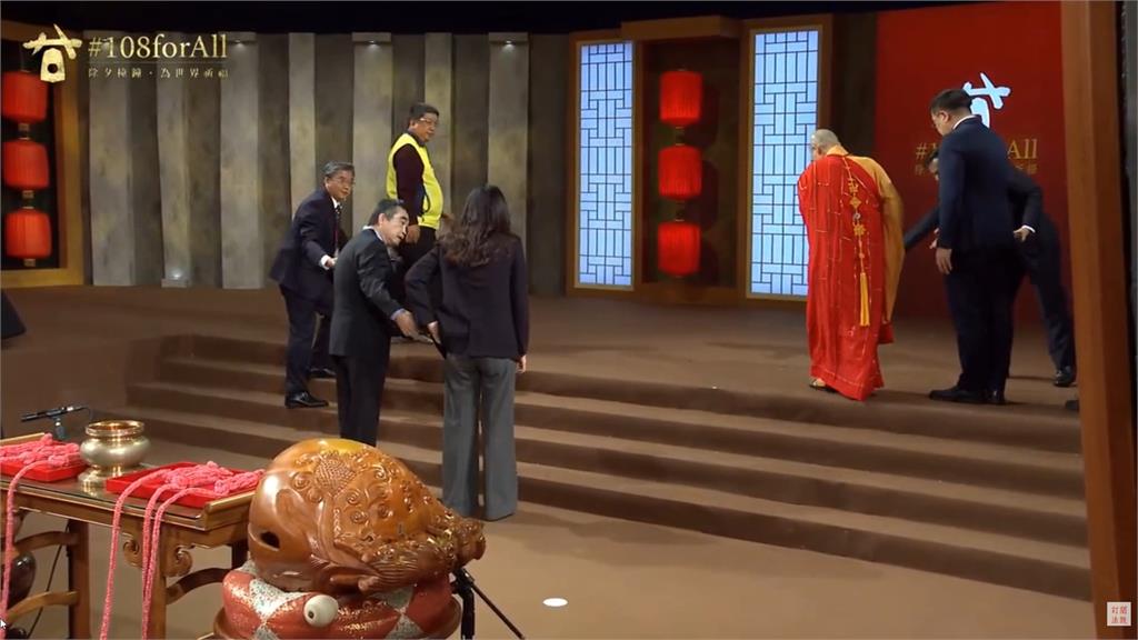 鄭麗文「撞鐘手抖」稱神明感召 成大教授諷:法鼓山不是神壇也沒乩童