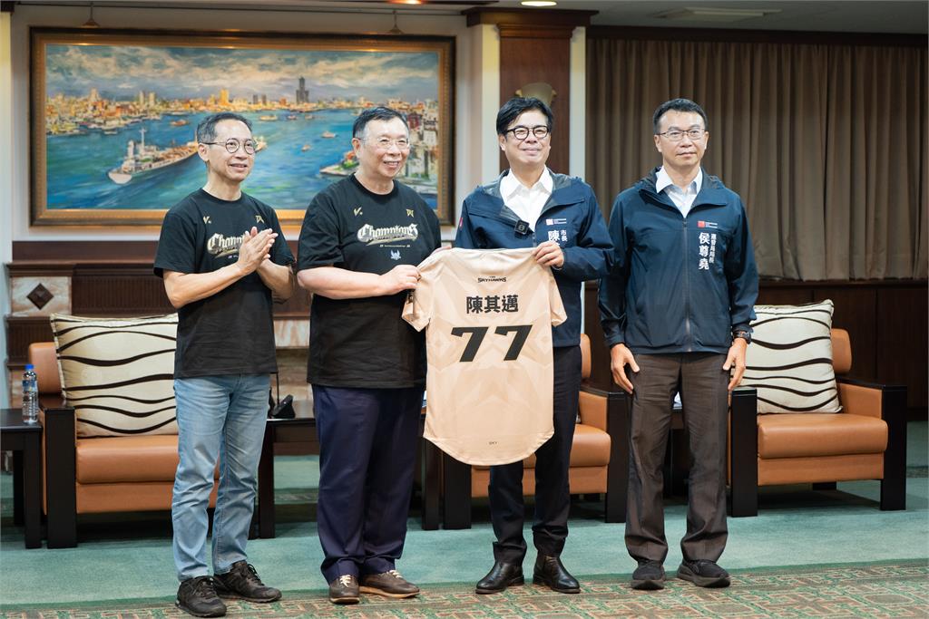 排球／3連勝勇奪職排元年總冠軍！台鋼天鷹不忘本榮耀獻予高雄