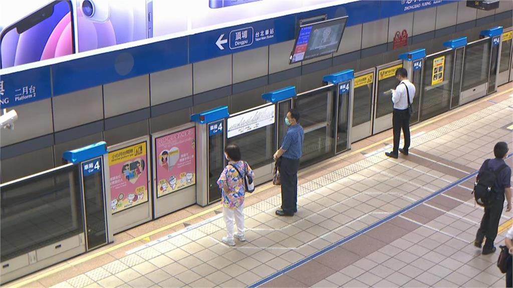 快新聞／上班通勤驚魂！北捷板南線車廂「突冒大量白煙」　真相全曝光了
