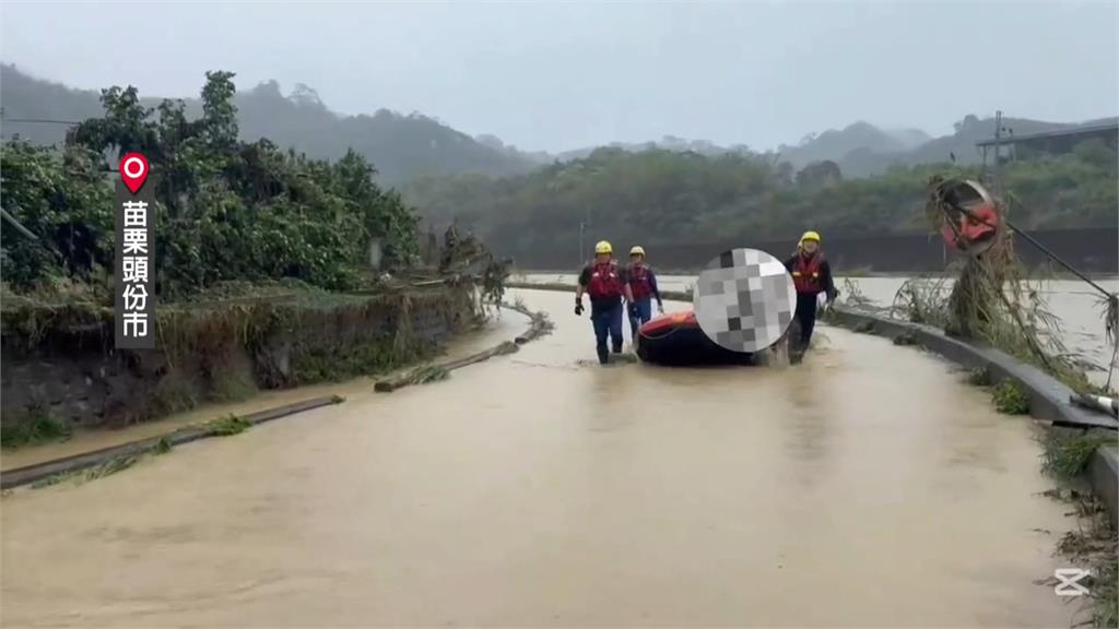 豪雨狂襲！苗9線土石崩落砸車　駕駛自行脫困就醫