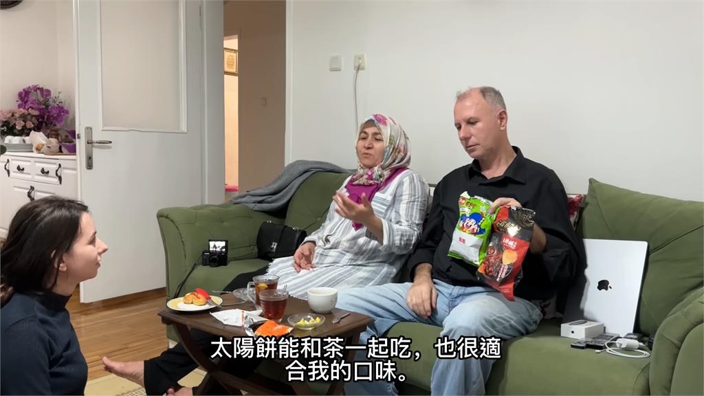 味道好重！土耳其夫婦被台灣「海鮮味零食」嚇壞　直言：會想拿來釣魚