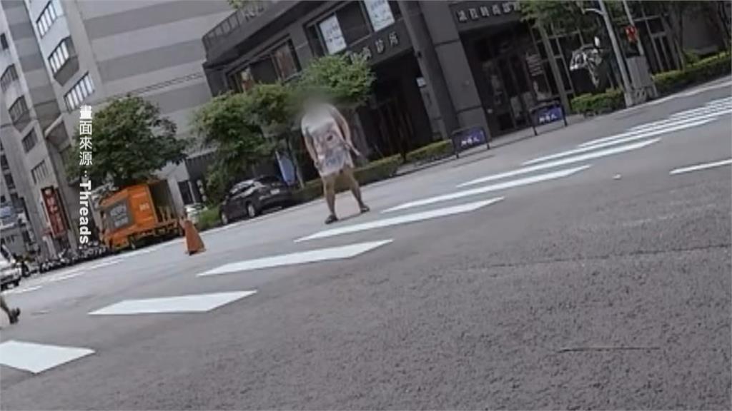 台中女穿睡衣脫序坐路中央 亂丟拖鞋嚇跑騎士