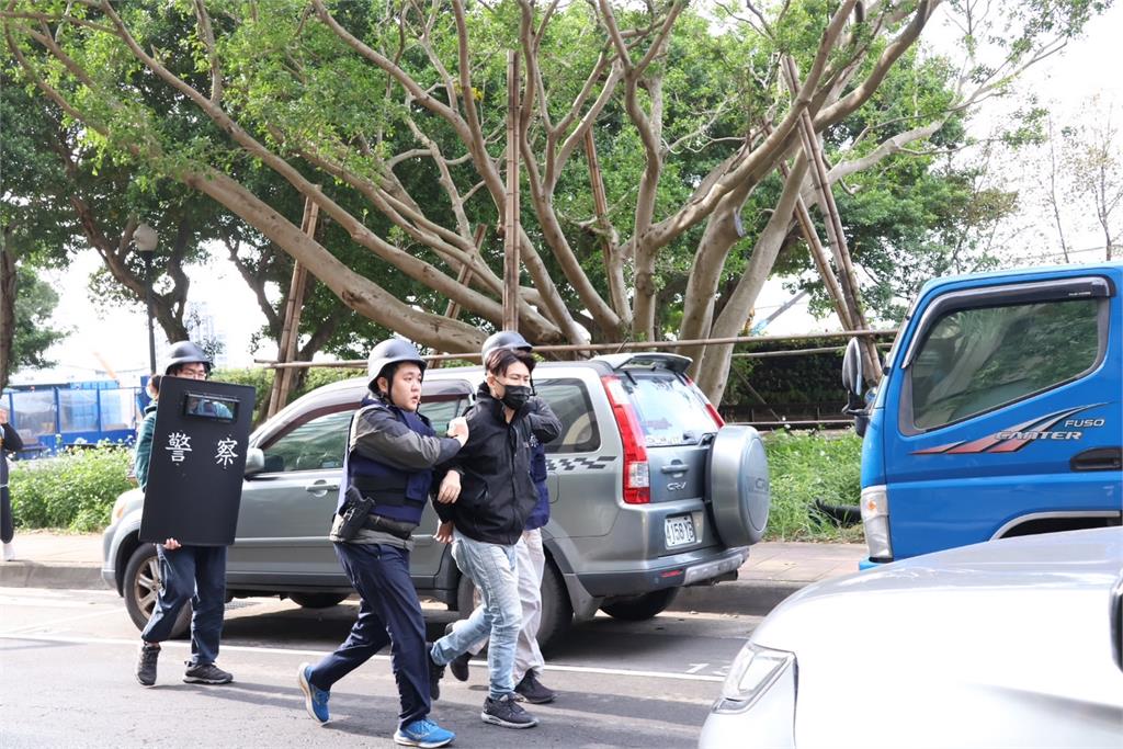 快新聞/還原銀行搶案、提升案發應變能力 蘆洲分局今執行「高擬真」演練