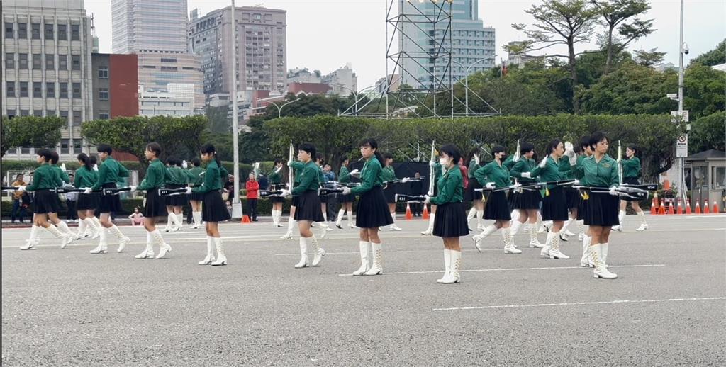 元旦升旗表演搶先看　北一女、建中樂儀隊府前彩排