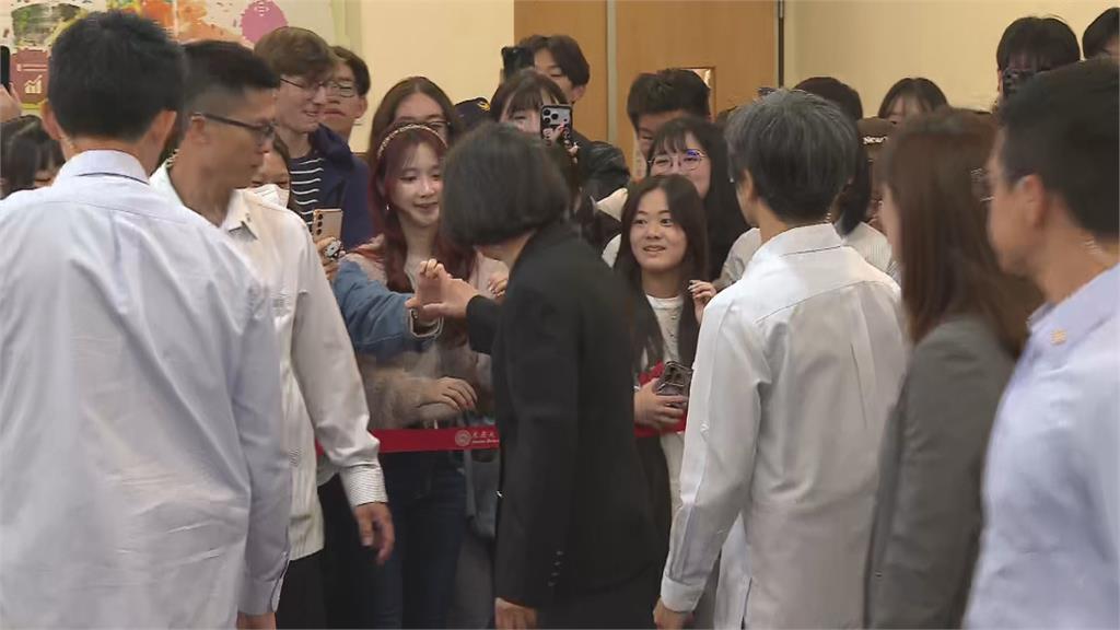 快新聞／蔡英文首場校園演講人氣超旺！合比愛心學生尖叫