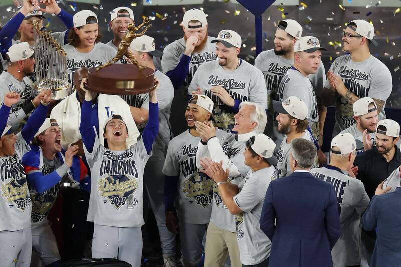 MLB(影)／獎盃太重了啦！山本連扛兩戰奪MVP感性發言：好像回到小時候...