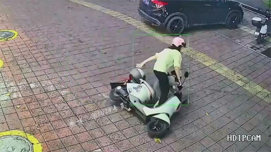 中國媽載兒1分內摔車3次 網批:這技術還是坐公車