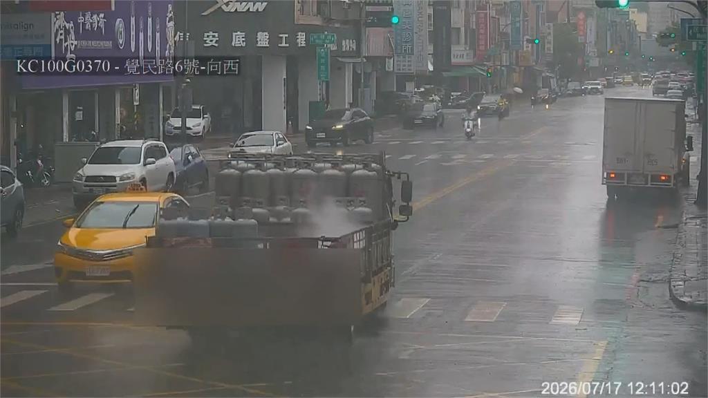 大卡車載滿瓦斯鋼瓶! 民眾直擊"東倒西歪"竄濃煙繼續開