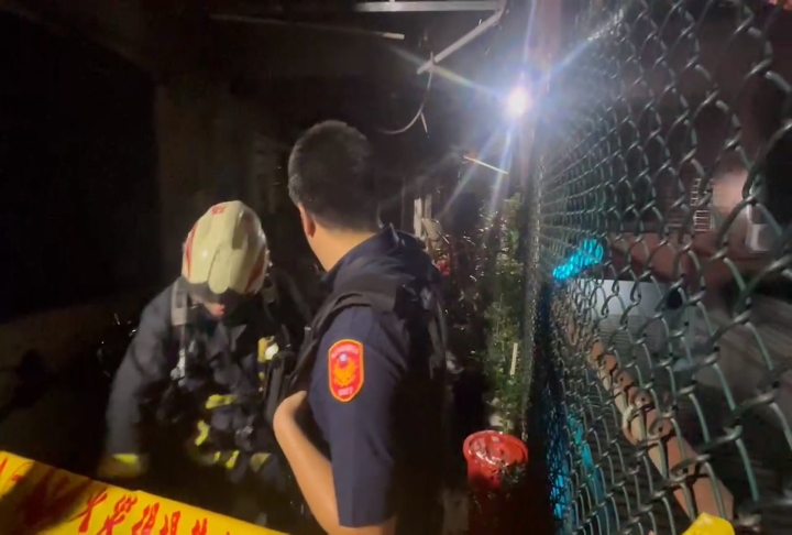 三重民宅暗夜大火 警消灌救 一男子無生跡