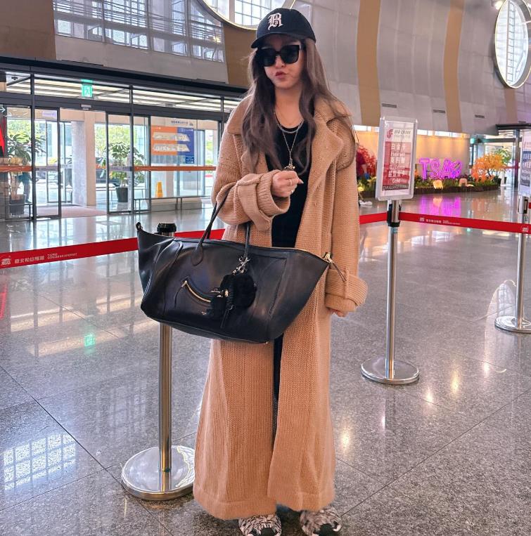 范瑋琪「飛中國被嗆爆」撞臉她!臉蛋輪廓變形「49歲真實狀態」流出