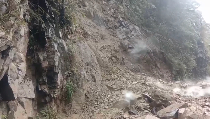 山區雨不斷坍方 台八線落石毀導線害梨山停電