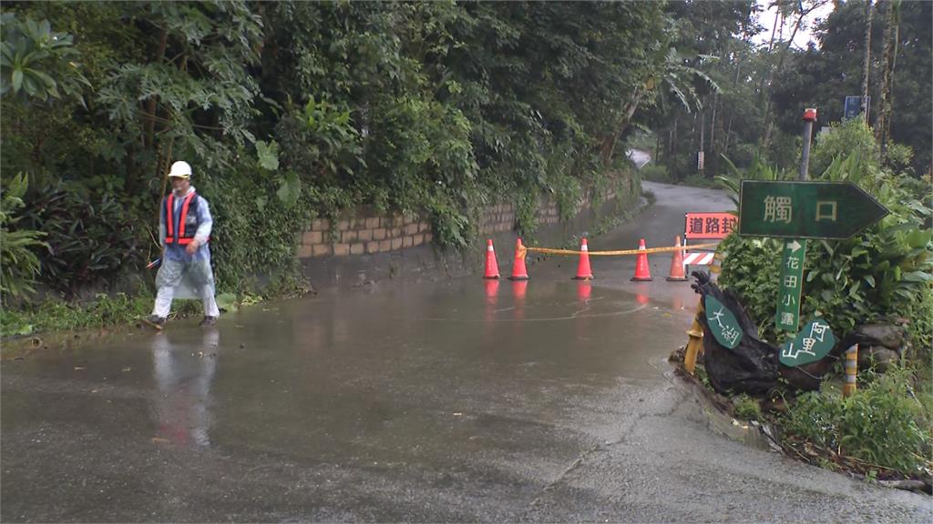 嘉義山區大雨滂沱災情多 翁章梁勘災124縣道遇道路坍方