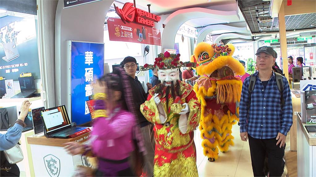 新春迎開工！光華商場熱鬧開市　擲筊抽紅包300包試手氣