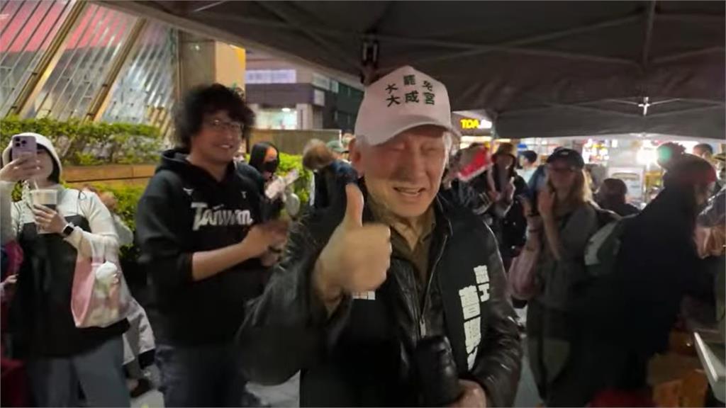 快新聞/吳崢直播呼籲民眾不要理會謾罵 曹興誠、矢板明夫驚喜現身「民主專車」現場!