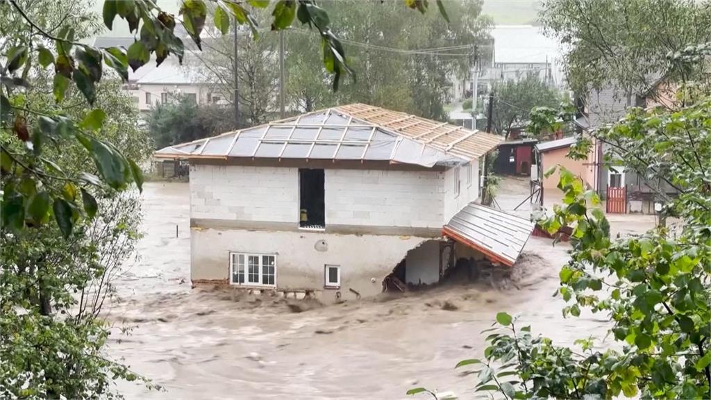 溫帶氣旋襲!捷克、波蘭豪雨成災 出動直升機、水上摩托車驚險救援