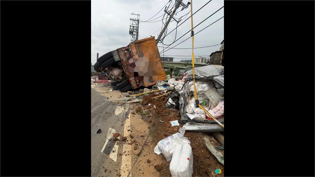 鶯歌大貨車失控翻覆　橫掃9車「6大1嬰受傷」