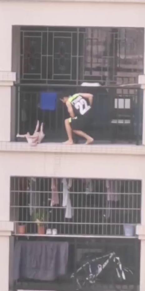 真英雄！幼童「懸掛8樓陽台」球衣男徒手攀牆救娃　警險瞬間曝
