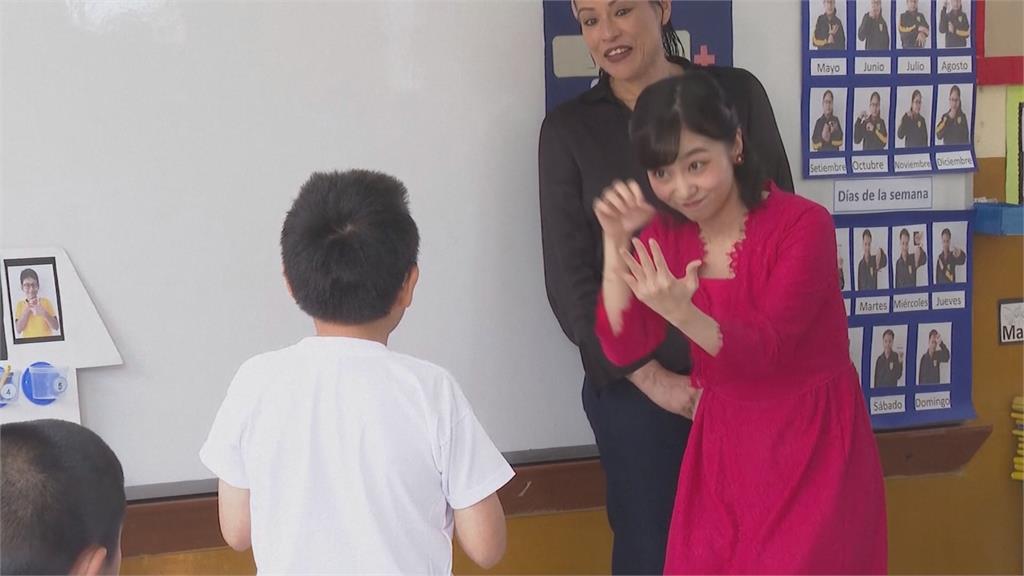 日本佳子公主訪秘魯啟聰學校 學了8年派上場!用手語教學生數學