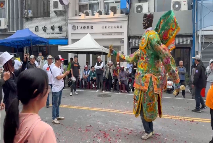 官將首糗了！台東元宵節陣頭表演插曲　官將首追車一度「仆街」笑翻眾人